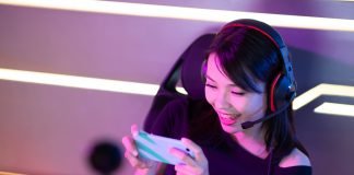 Chica jugando en su iPone