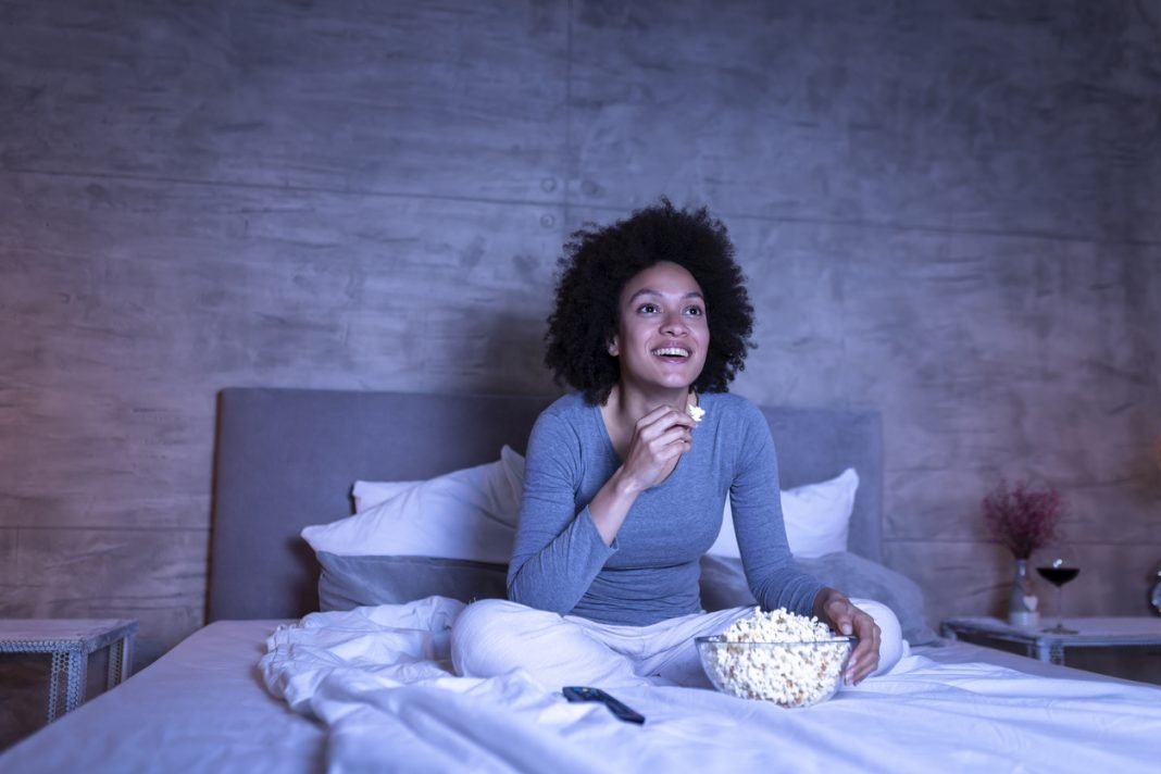 Mujer mirando película en Apple TV