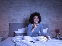 Mujer mirando película en Apple TV