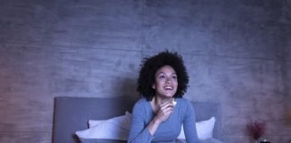 Mujer mirando película en Apple TV