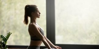 Mujer haciendo yoga