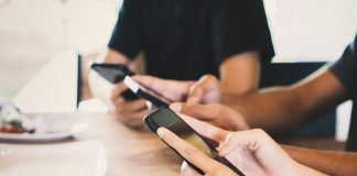 personas con celular