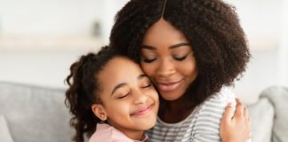 madre abrazando a niña