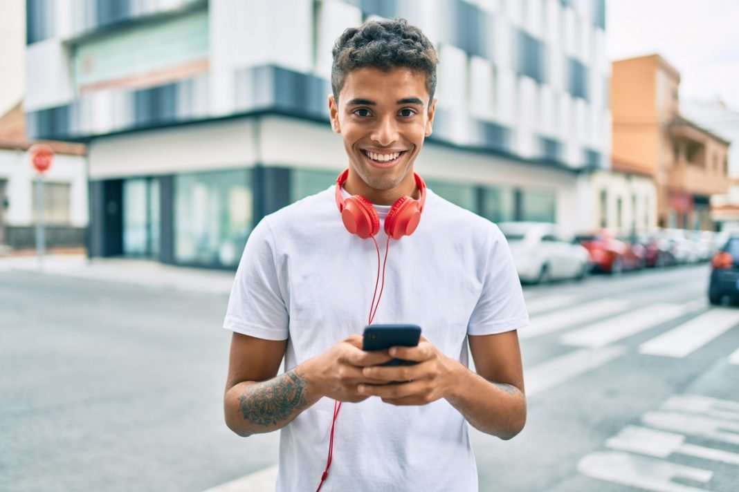 joven-celular-auriculares