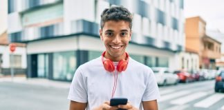 joven-celular-auriculares