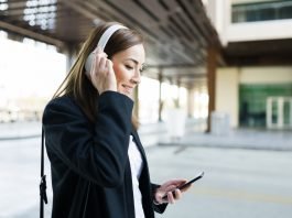 joven-con-auriculares