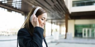 joven-con-auriculares